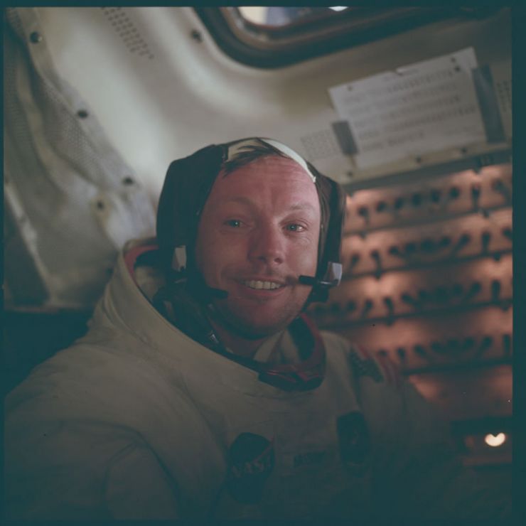 Armstrong en el interior del Módulo Lunar (LM) tras un histórico paseo lunar.