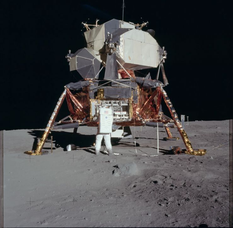 Aldrin desempaquetando experimentos del Módulo Lunar 