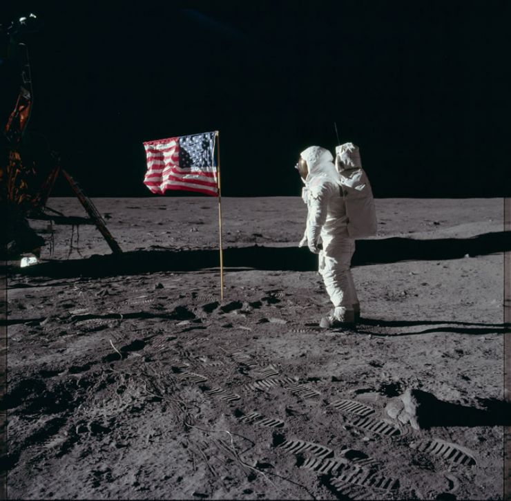 Aldrin saludando la bandera de las EE.UU.