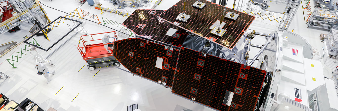 La NASA Avanza en el Ensamblaje del Telescopio Nancy Grace Roman Instalando los Paneles Solares