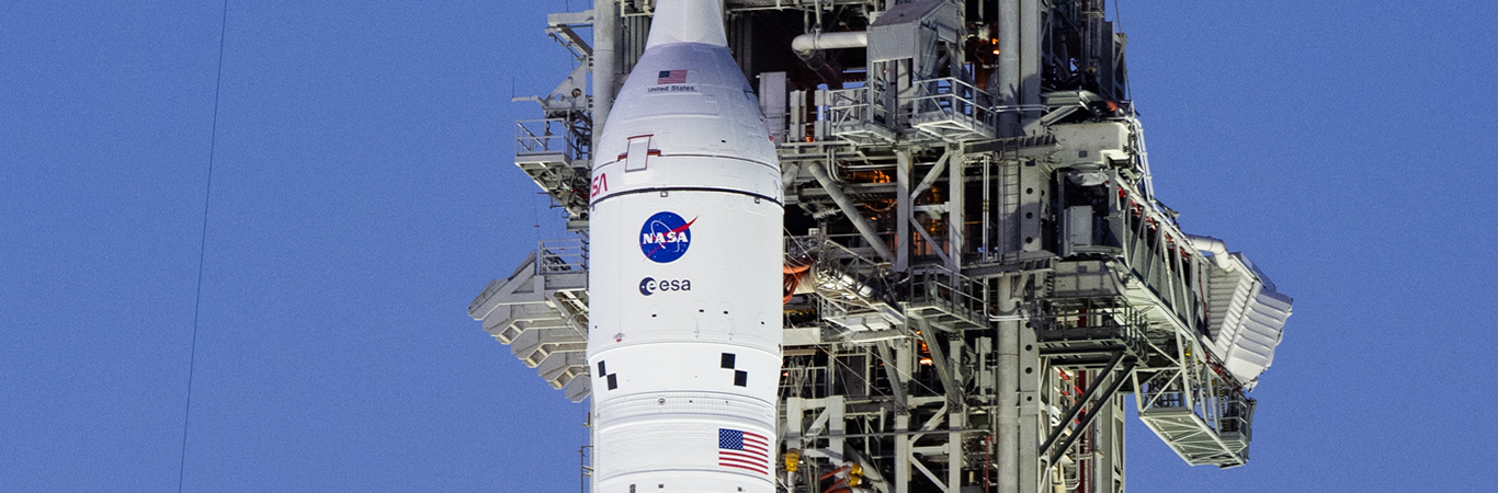  El Cohete SLS y la Nave Orión Llegan a la Plataforma de Lanzamiento