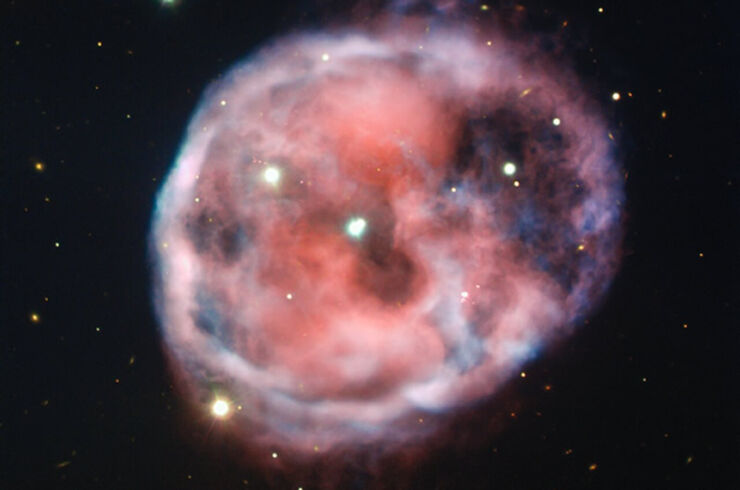 Una Nueva Imagen Revela una Nebulosa Espeluznante con Estrellas y Calaveras