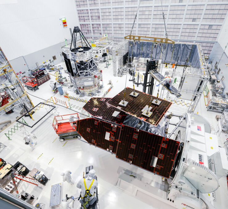 La NASA Avanza en el Ensamblaje del Telescopio Nancy Grace Roman Instalando los Paneles Solares