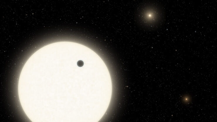 Encuentran un Peculiar Planeta con Tres Estrellas