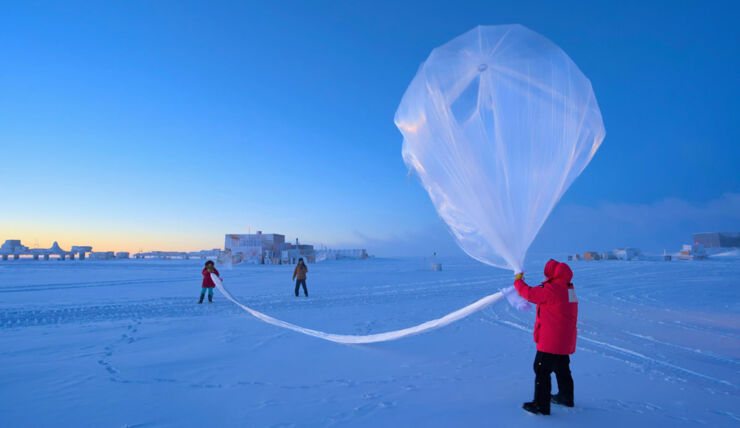 globo meteorológico con una sonda de ozono en el Polo Sur