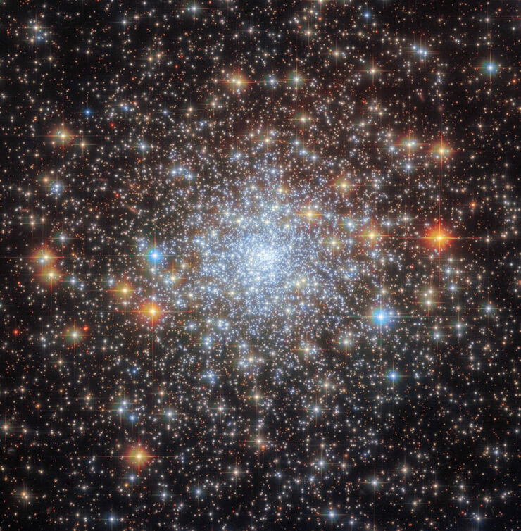 El Hubble Vislumbra un Deslumbrante Cúmulo Galáctico