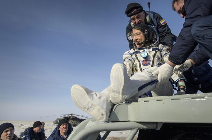 Christina Koch Regresa a la Tierra Con Record de Permanencia en el Espacio