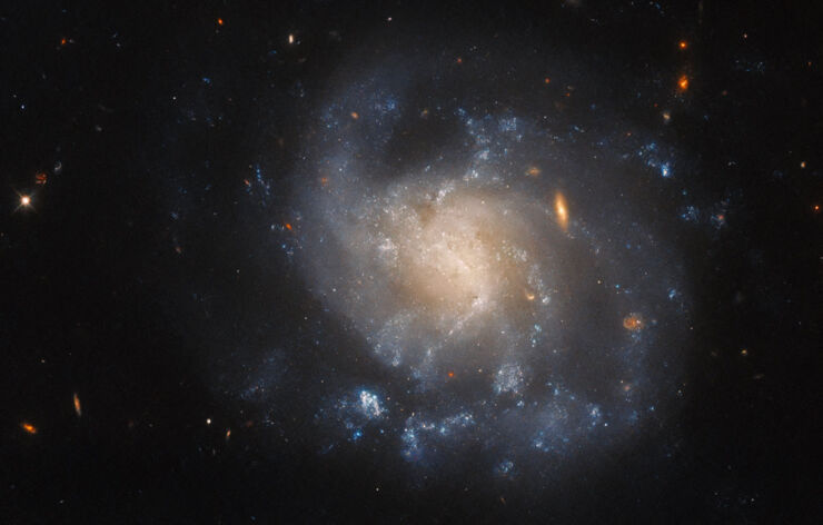 El Hubble Observa los Remolinos Aislados de la Galaxia IC 1776