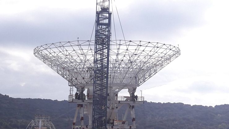 Tercera fase del izado de la antena DSS-56.