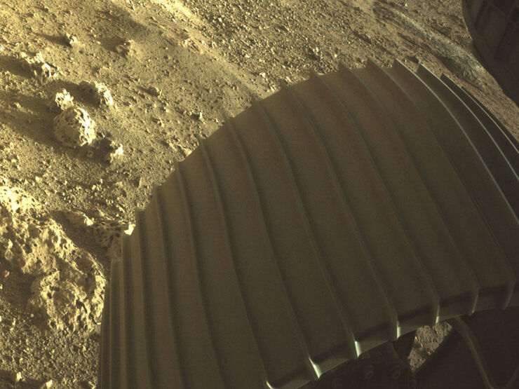 Esta imagen de alta resolución muestra una de las seis ruedas a bordo del rover Perseverance de la NASA