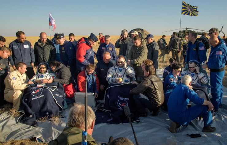 La Nave Soyuz Aterriza con Éxito Trayendo de Regreso a Casa a Tres Tripulantes