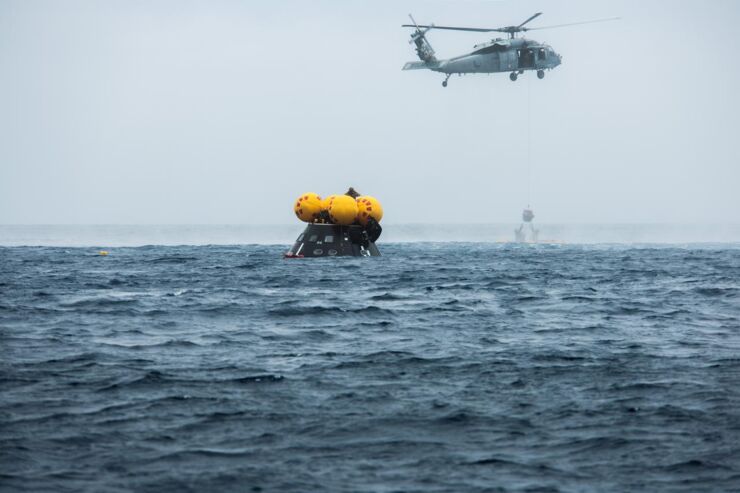 Practicando los procedimientos de recuperación de Artemis en el Océano Pacífico 