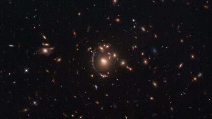 El Hubble Espía una Galaxia a Través de las Lentes Cósmicas