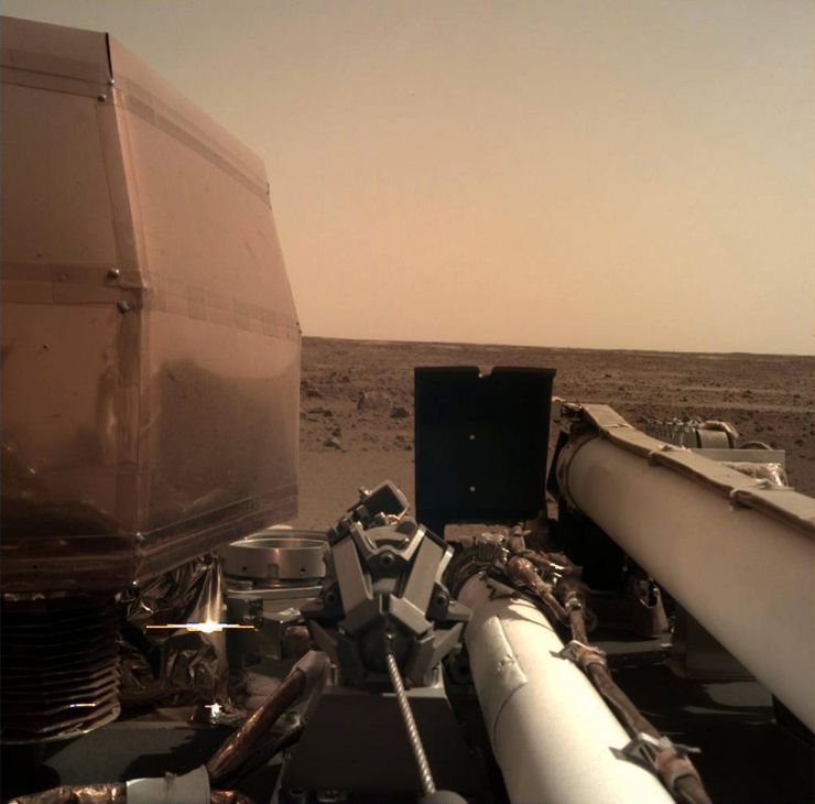 InSight Aterriza con Éxito en Marte y Despliega sus Paneles Solares