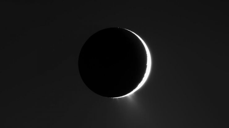 Descubren Nuevos Compuestos Orgánicos en los Granos de Hielo de Encélado