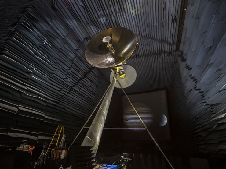 Probando la Antena de Alta Ganancia de la Misión Europa Clipper