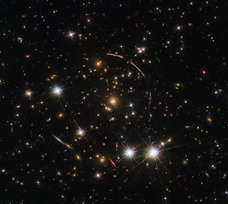 El Hubble Capta una Galaxia Replicada Doce Veces