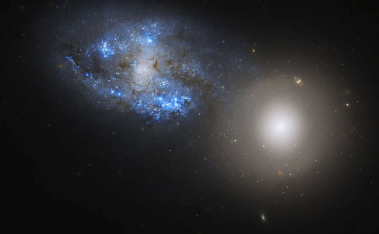 El Hubble Observa un Par de Galaxias, una al Lado de la Otra