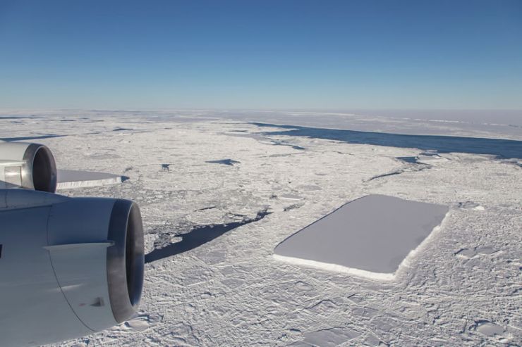La Misión IceBridge de la NASA Fotografía un Curioso Iceberg Rectangular