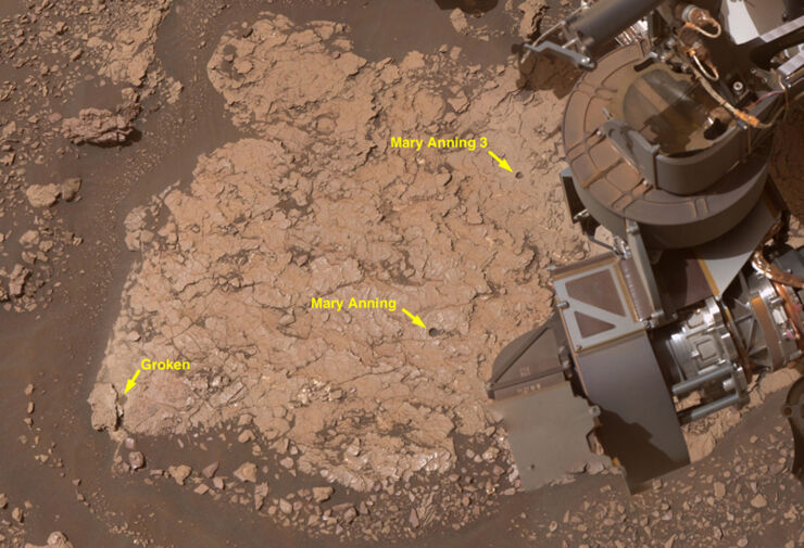 Tres agujeros creados por el rover Curiosity de la NASA en la ubicación 