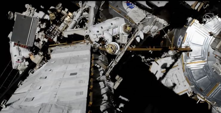 Realizado con Éxito el Primer Paseo Espacial de Dos Mujeres Astronautas