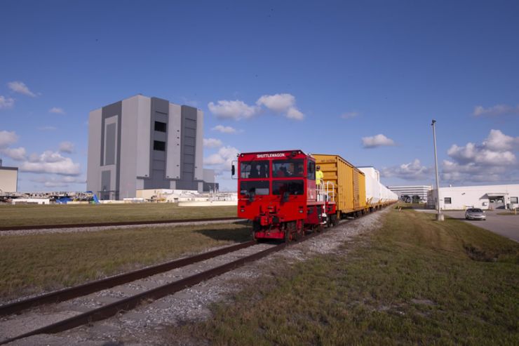 Los Cohetes Para la Primera Misión Artemisa a la Luna Llegan al Puerto Espacial
