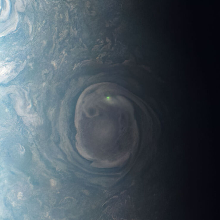 La Sonda Espacial Juno Captura un Rayo en Júpiter