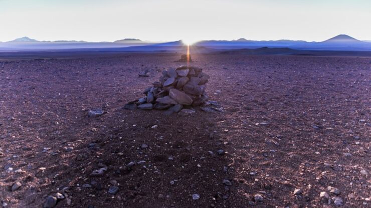 Alineación de salida del Sol y Saywas en el Desierto de Atacama en Chile.