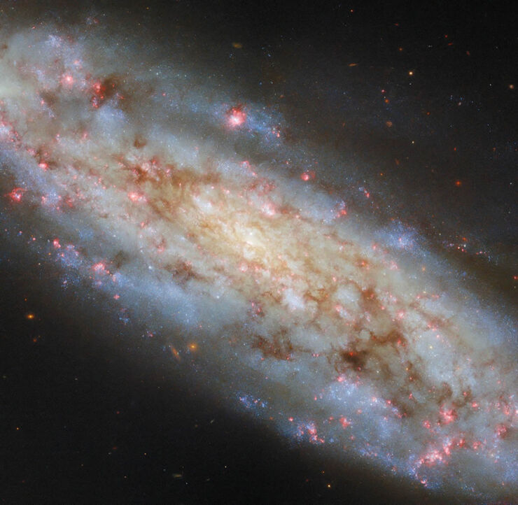 El Hubble Observa una Galaxia Espiral Muy Inclinada