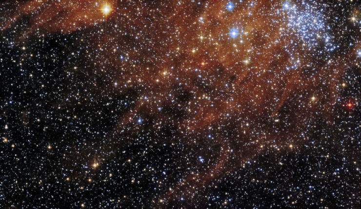El Hubble Detecta un Cúmulo de Estrellas Brillantes en Medio de Ondas de Gas y Polvo