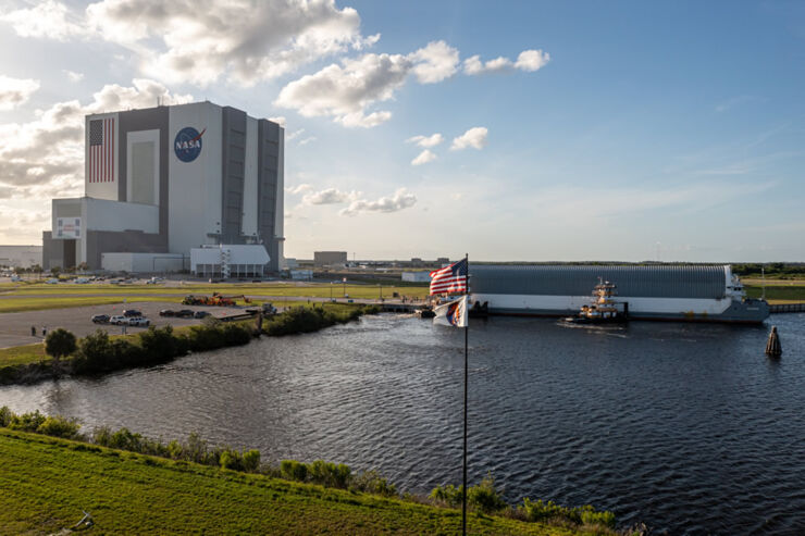 La Etapa Central del SLS Llega al Centro Espacial Kennedy