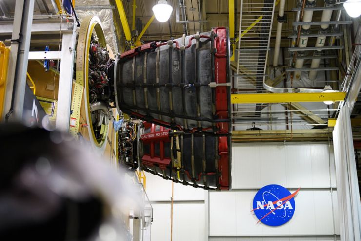 Conectado el Segundo Motor RS-25 al Cohete Lunar de la NASA