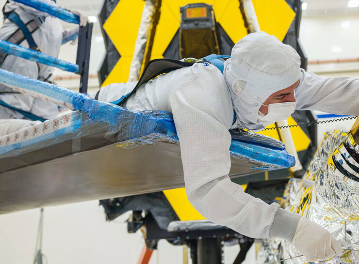 Proceso de plegado del parasol del telescopio espacial James Webb