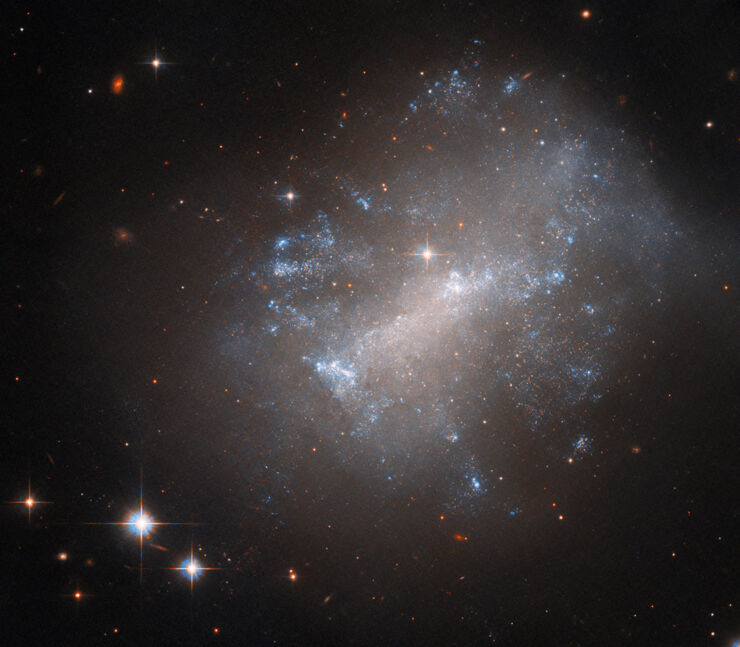 El Hubble Observa una Galaxia Irregular Ondulante