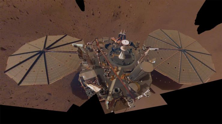 InSight Espera que el Viento Marciano Limpie el Polvo de sus Paneles Solares