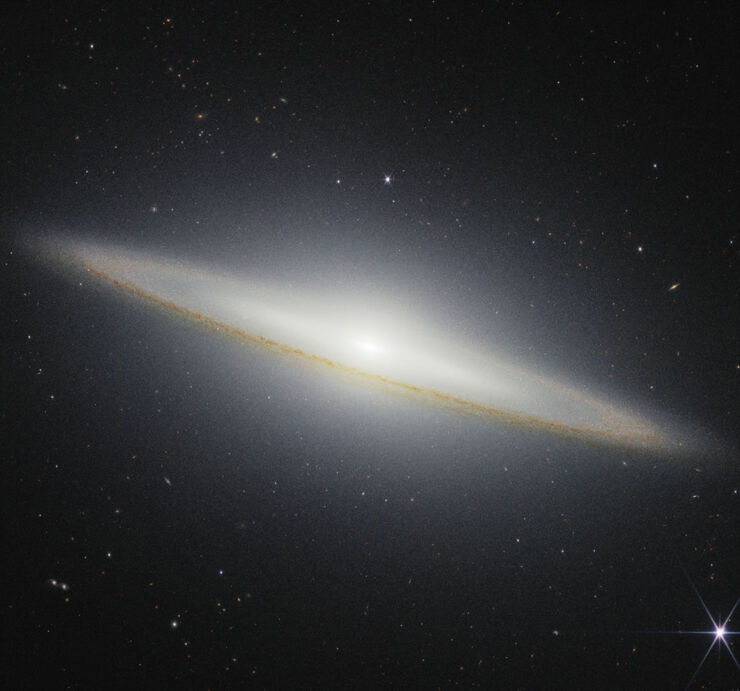 El Telescopio Espacial James Webb Obtiene una Nueva Imagen de la Galaxia del Sombrero