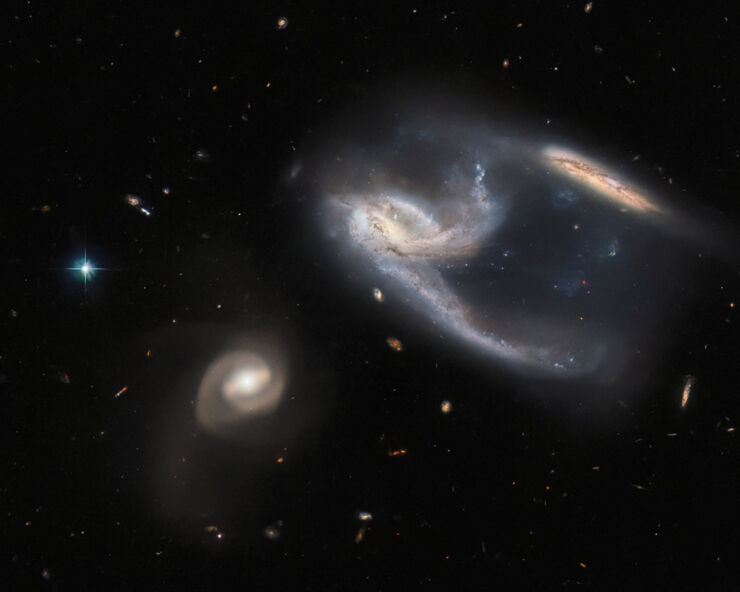 El Hubble Detecta un Dúo Galáctico en Forma de Nave Estelar
