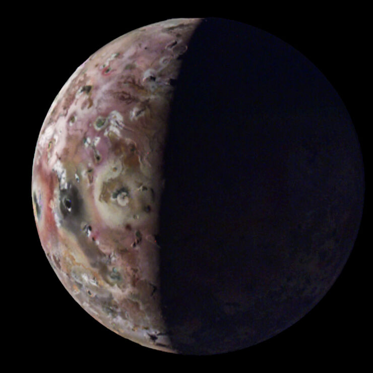 La Sonda Espacial Juno Muestra Vistas Aéreas de una Montaña y un Lago de Lava en Io