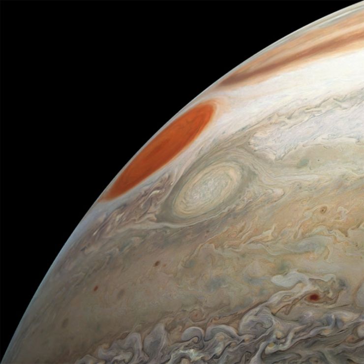 Juno Observa Dos Tormentas Masivas en Júpiter Durante su Último Sobrevuelo