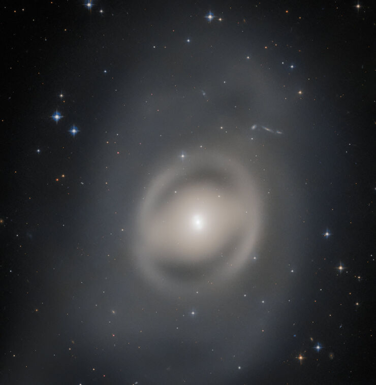 El Hubble Observa una Galaxia Envuelta en una Neblina Fantasmal