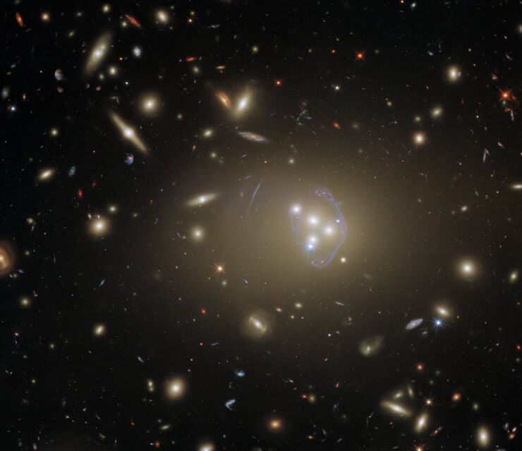 El Hubble Observa un Cúmulo Lleno de Pistas Cósmicas