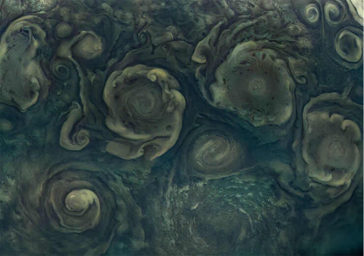 Juno observó el ciclón más septentrional de Júpiter