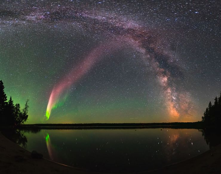 Resuelven el Misterio de las Luces Púrpura en el Cielo de Canadá