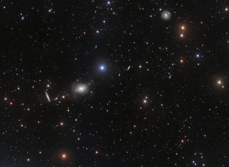 Espectacular Imagen de la Galaxia Elíptica NGC 5018 y sus Alrededores