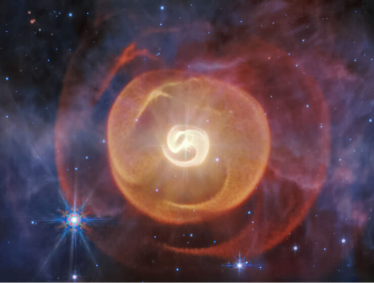 Webb Revela un Espectacular Sistema de Cuatro Espirales de Polvo Estelar
