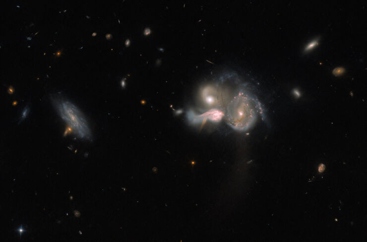 El Hubble Observa un Trío Galáctico Fusionándose