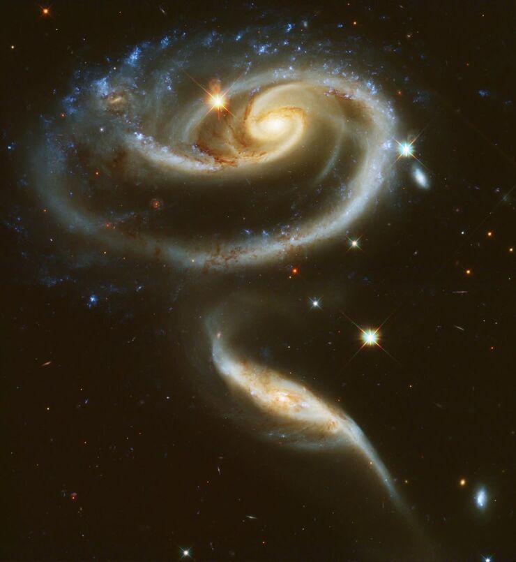 Una Rosa en el Espacio: el Asombroso Encuentro de Dos Galaxias