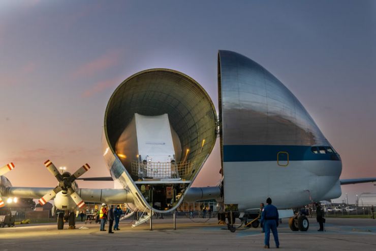 Orion llega a bordo de un avión Super Guppy de la NASA