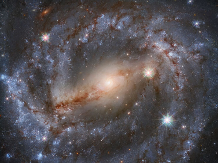 El Hubble Capta el Glamour Galáctico de una Galaxia Espiral