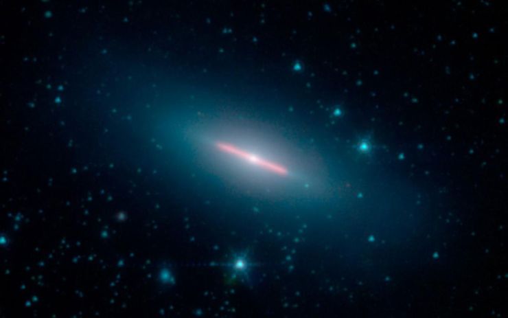 Spitzer Observa una Galaxia Perfectamente Oblicua
